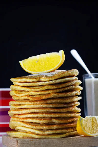 Limonlu ve şekerli krep yığını