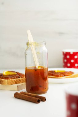 Ev yapımı havuç portakal reçeli ve sandviç.