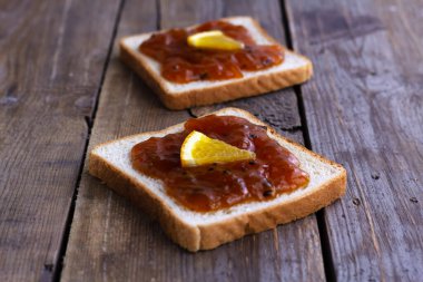 Ev yapımı havuç turuncu reçelli sandviçler.