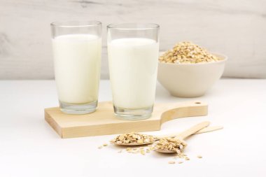 Sütsüz yulaf sütü ve gevrekler hafif arka planda bir kasede