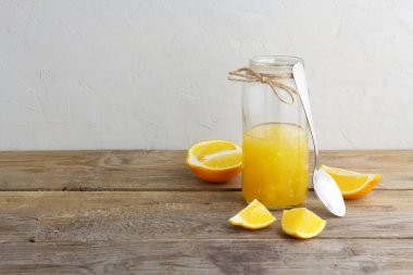 Cam kavanozda limon reçeli ve meyve parçaları