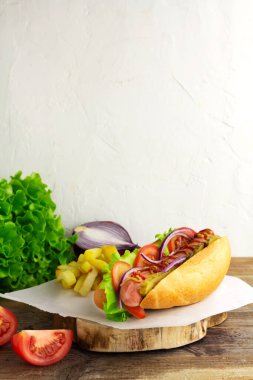 Kopyalama alanı olan açık arkaplan üzerinde sosisli sandviç