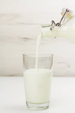 Kefir, ayran, arka planda bir bardakta yoğurt