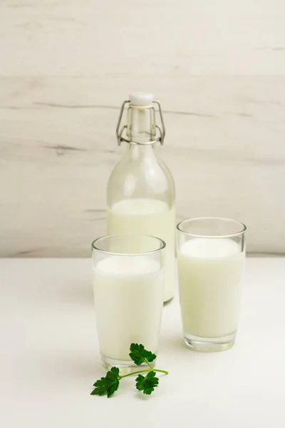 Kefir，ayran，酸奶与绿色眼镜 — 图库照片