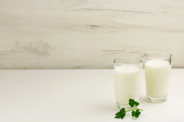 Kefir, Ayran, Joghurt in Gläsern mit Gemüse — Stockfoto