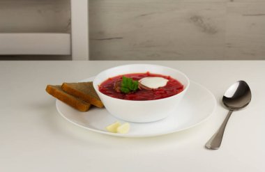 Beyaz kasede Rus borcsh çorbası. Seçici odak