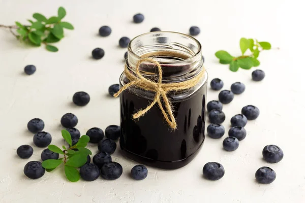 Blaubeermarmelade Glas Und Frische Blaubeeren Auf Hellem Hintergrund Horizontale Orientierung — Stockfoto