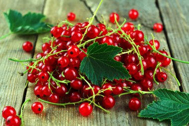 Ahşap zemin üzerinde taze kırmızı frenk üzümü. Yatay yönelim