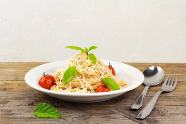 Domates soslu makarna, kiraz domates ve fesleğen.