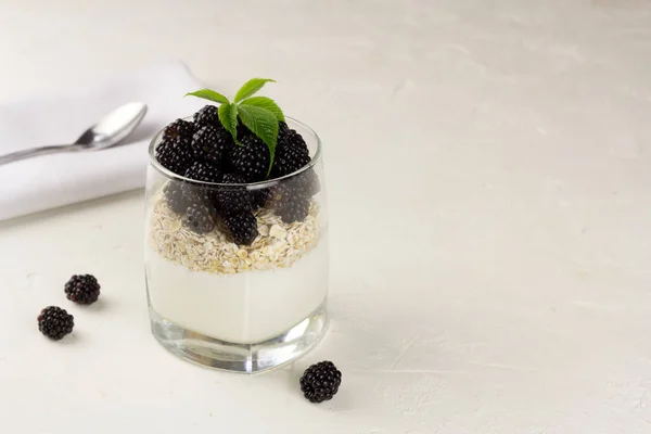 Granola con yogur y mora en un vaso — Foto de Stock