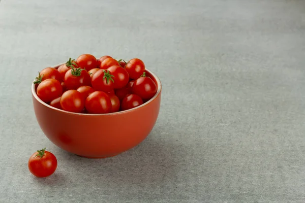 Kirschtomaten Einer Roten Schüssel Auf Grauem Hintergrund Mit Kopierraum — Stockfoto