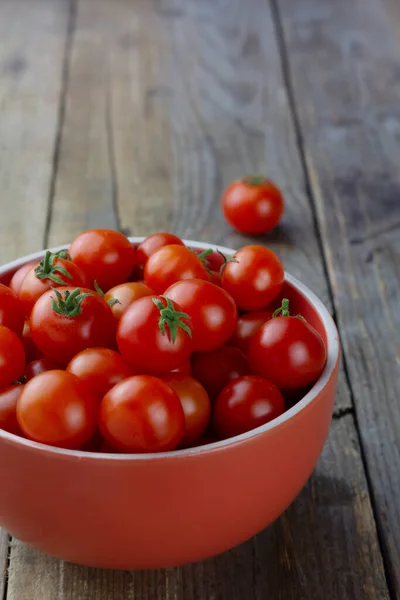 Kirschtomaten Einer Roten Schüssel Auf Holzgrund Mit Kopierraum — Stockfoto