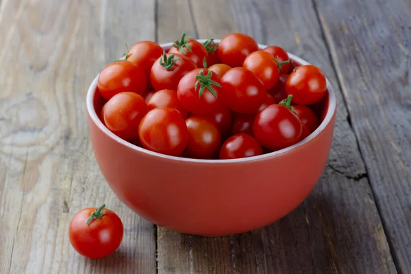 Kirschtomaten Einer Roten Schüssel Auf Hölzernem Hintergrund Horizontale Orientierung — Stockfoto