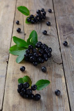 Tahta arka planda taze böğürtlen. Seçici odak