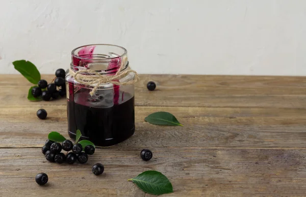 Preiselbeermarmelade und frische Beeren auf Holztisch mit Kopierraum — Stockfoto