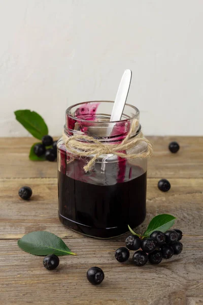 Preiselbeermarmelade und frische Beeren auf Holztisch — Stockfoto