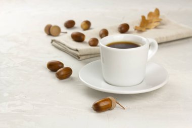 Beyaz fincanda meşe palamudu. Sağlıklı kafein içeceği yok.