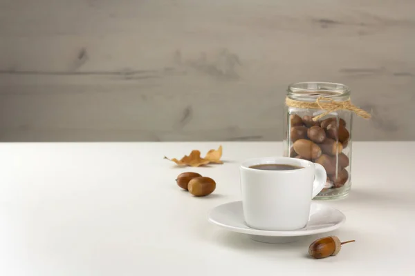 Café de maíz en una taza blanca. Saludable ninguna bebida de cafeína — Foto de Stock