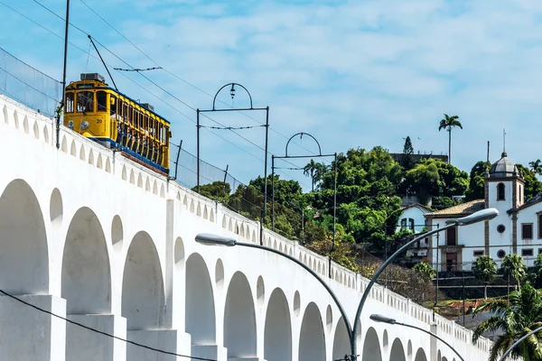 Rio de Janeiro, Brezilya Lapa semtinde altında sarı tren
