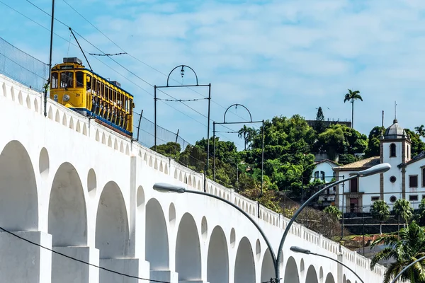 리오 데 자네이, 브라질에서 Lapa 지구 아래 노란색 기차 — 스톡 사진