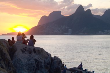 Sakinleri ve turistler Rio de Janeiro taş Sunset bulvarında vardır
