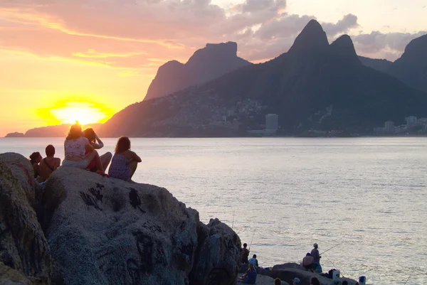 居民和游客的里约热内卢在石头日落 — 图库照片