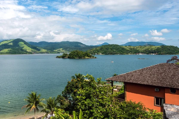 Casas de praia perto de Paraty, Rio de Janeiro, Brasil — Fotografia de Stock