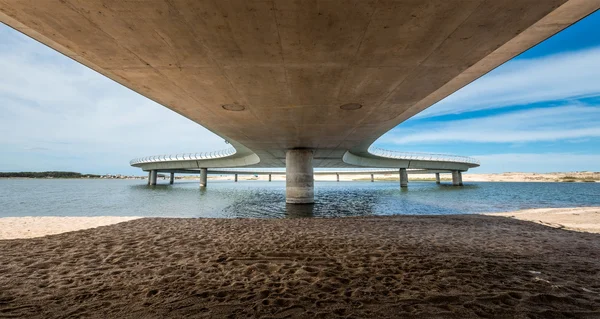 Nuevo puente sobre una laguna uruguaya Garzón, Jose Ignacio, Uruguay — Foto de Stock