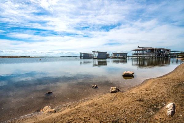 Κυμαινόμενο bungalows σε Garzon της Ουρουγουάης eco-λίμνη — Φωτογραφία Αρχείου