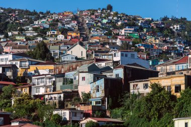 Valparaiso, Şili'deki bir tepede renkli evleri