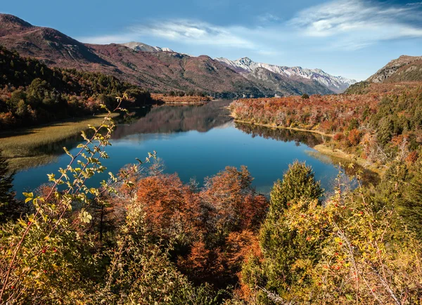 Herbstfarben im Gutierrez-See, in der Nähe von Bariloche, Patagonien, — Stockfoto