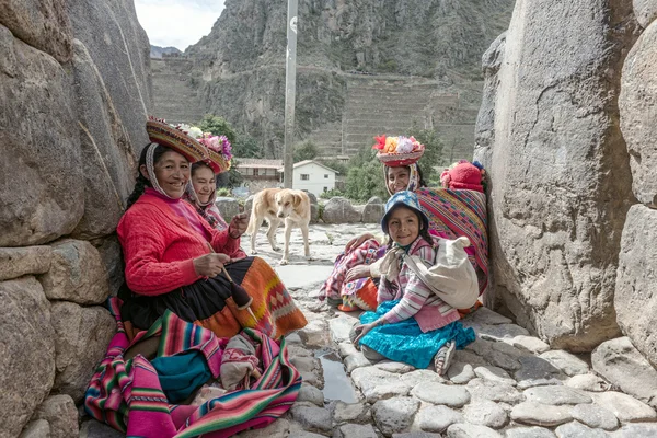 Kadınlar ve çocuklar Ollantayta geleneksel Perulu giysili