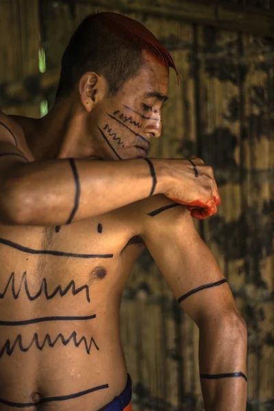 Indian man paints himself for ritual purposes — Stock Photo, Image