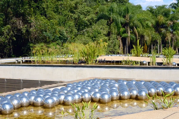 Inhotim openbare kunstmuseum in de Braziliaanse deelstaat Minas Gerais — Stockfoto