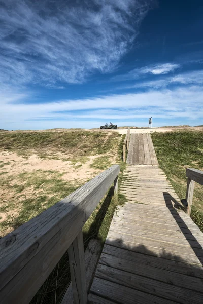 Wooden walkway across the beach on the Uruguayan eco-lake Garzon — Stock Photo, Image