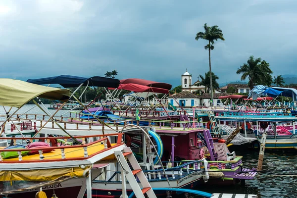 Barcos turísticos a la espera de turistas en Paraty, estado de Rio de Janei —  Fotos de Stock