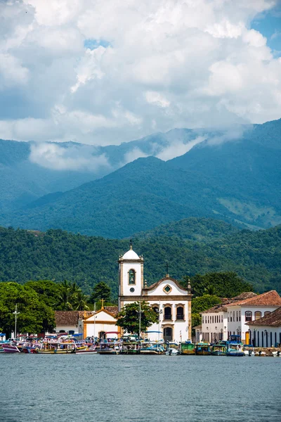 Barcos turísticos em Paraty, Rio de Janeiro, Brasil — Fotografia de Stock