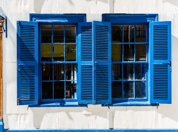 Típica fachada lisa de Santa Lucía cubierta de zinc, Valparaíso — Foto de Stock