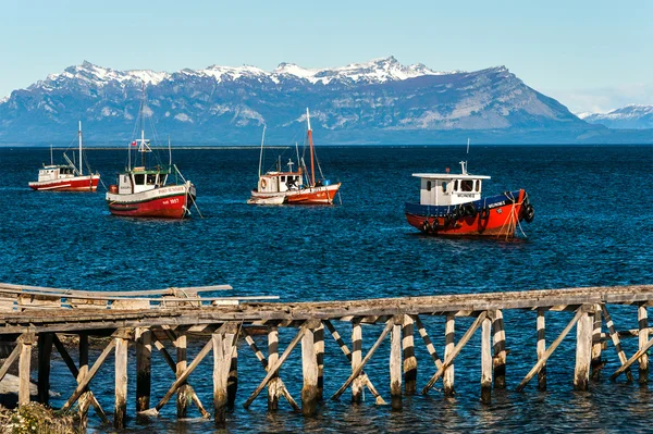 Kolorowe drewniane łodzie rybackie w porcie w Puerto Natales — Zdjęcie stockowe