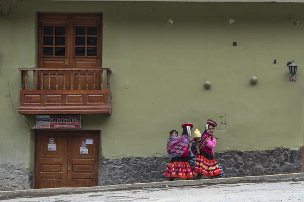 Kadın ve çocukları geleneksel Perulu giysileri — Stok fotoğraf