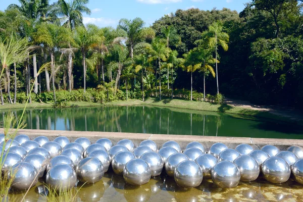 Inhotim openbare kunstmuseum in de Braziliaanse deelstaat Minas Gerais — Stockfoto