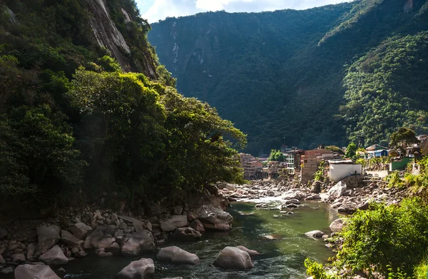 Aguas Calientes, священная гора Мачу-Пикчу, Перу — стоковое фото