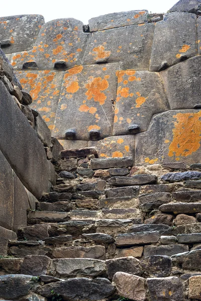 Slavné chrámové opevnění leží předkolumbovské Inca web v posvátné hory, Pe — Stock fotografie