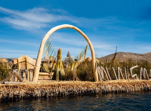 Uros - 浮遊式人工島、チチカカ、ペルー — ストック写真