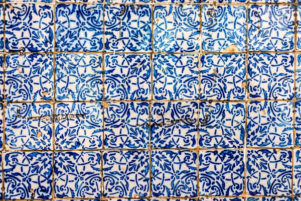 Portugál gyarmati csempe ("azulejos")-a régi ház Brazíliában, Sao Luis homlokzata — Stock Fotó