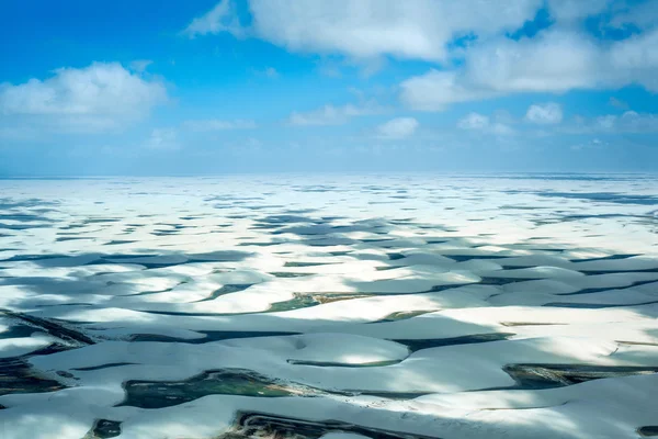 Dunes de sable avec lagunes bleues et vertes à Lencois Maranhenses — Photo