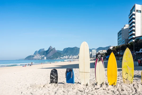 Доски для серфинга на ярком солнце на пляже Ипанема, Рио-де-Жанейро — стоковое фото