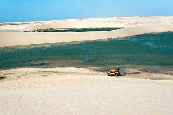 Buggy com turistas que viajam pelo deserto Jericoacoara — Fotografia de Stock