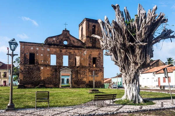 Die Ruinen der Matriz-Kirche in der historischen Stadt Alcantara — Stockfoto