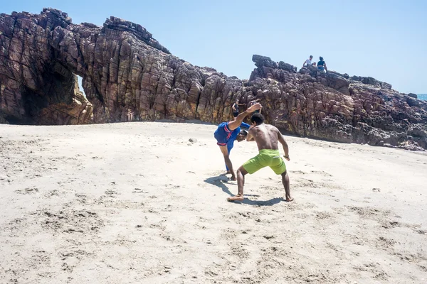 Capoeiristas se apresentando na famosa Praia Pedra Furada — Fotografia de Stock